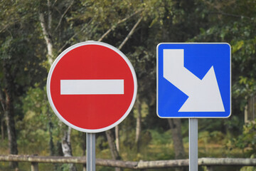 Panneaux sens interdit et sens obligatoire côte à côte.