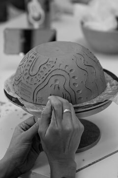 Pieza de ceramica esculpida con formas abstractas y artisticas