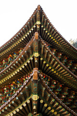 Obraz premium eaves and roof with the traditional Korean painting in the Buddhist temple building