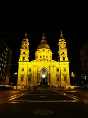 Obraz premium St. Stephen's Basilica illuminated at night in Budapest, showcasing its magnificent architecture and vibrant atmosphere