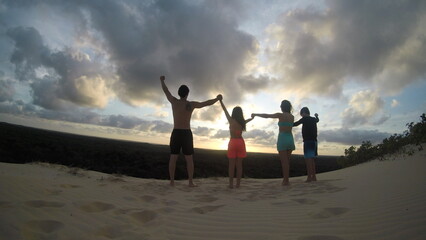 Fototapeta premium familia unida em pôr do sol 