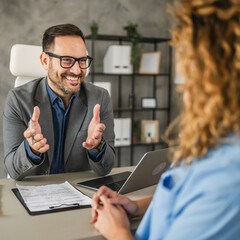 manager explain and present job to adult woman on job interview