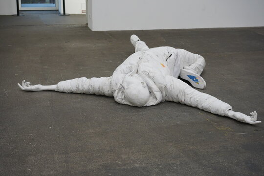 Death Drop von Mark Bradford in den Rieckhallen des Hamburger Bahnhofs in Berlin am 12.11.2024