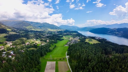 Seelandschaft mit Felder