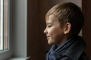 Obraz premium child looking out window