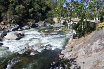 Historische Steinbrücke über den Kaweah River im Sequoia National Park