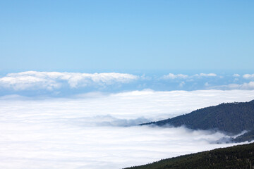 Obraz premium Everywhere you look you see clouds, in the sky, in the valley, a natural phenomenon