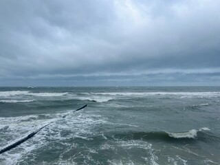 Naklejka premium stormy cloudy seascape, waves at the sea, rainy clouds