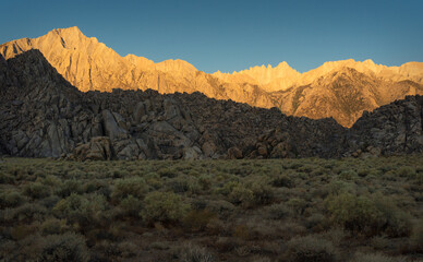 Naklejka premium Dawn over Mt. Whitney and the Alabama Hills
