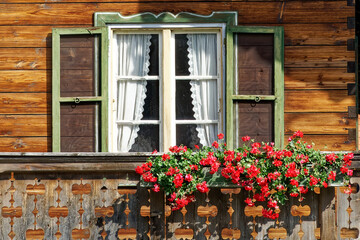  Fenster an einem traditionellen Holzhaus in Bayern, Deutschland