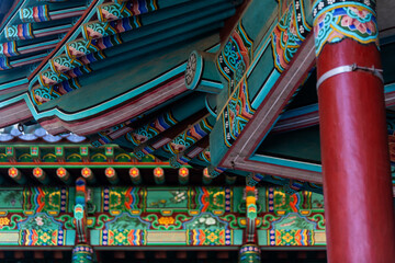 Obraz premium eaves and roof with traditional Korean paintings in the Buddhist temple building