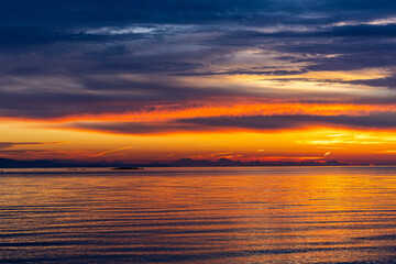 Obraz premium Breathtaking Sunrise Over Victoria on Vancouver Island, Canada