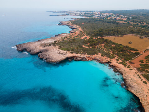 Sa Cova des Pardals, where shades of blue and turquoise meet under the Menorcan sky; an essential stop in Ciutadella for those in search of the most authentic beauty.