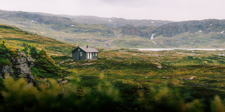 Tiny house in the plain of Hardangervidda (Hardangervidda - Norway)