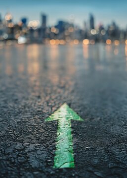 Gr&uuml;ner Richtungspfeil auf der Stra&szlig;e signalisiert Verkehrsfreigabe und sichere Durchfahrt. Symbolfoto f&uuml;r ordnungsgem&auml;&szlig;en, st&ouml;rungsfreien Stra&szlig;enverkehr