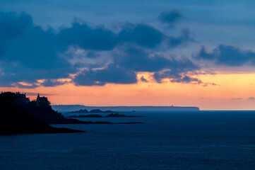 Coucher de soleil sur les îles bretonnes de Dinard avec le Cap Frehel au fond, Bretagne, France