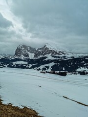 Obraz premium Winter landscape of snow-covered mountains in the Dolomites