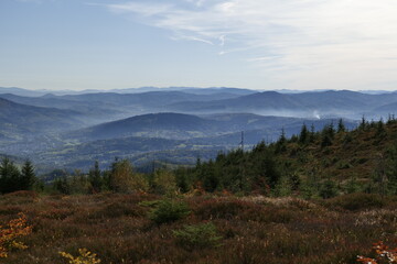 Panorama górska z wieloma grzbietami widziana z Baraniej Góry w Beskidzie Śląskim w południowej Polski.