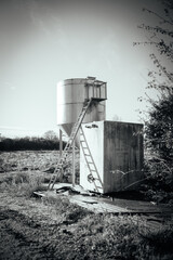Silo auf einem Bauernhof in schwarz-weiß