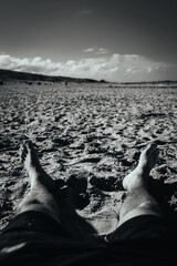 Relaxen am Strand in Schwarz weiß