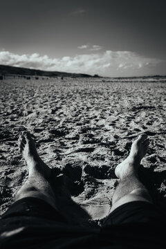 Relaxen am Strand in Schwarz wei&szlig;