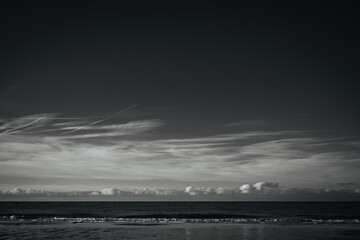 Dramatischer Himmel über dem Meer