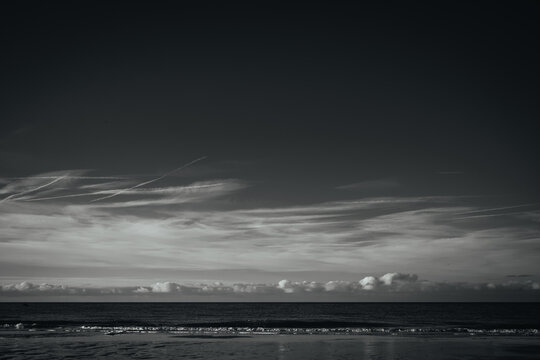 Dramatischer Himmel &uuml;ber dem Meer