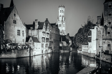Brügge bei Nacht in schwarz und weiß