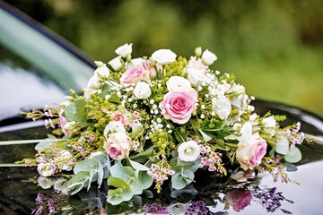 Blumenschmuck auf dem Brautauto