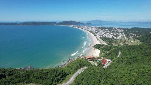 Vista A&eacute;rea da cidade de Bombinhas, Santa Catarina, Brasil. Praia de Bombas, Mariscal, Morro do Macaco