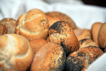 Frisch gebackene Br&ouml;tchen liegen bereit beim Buffet