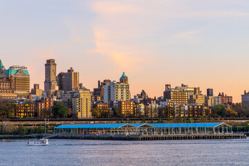 Naklejka premium Brooklyn Waterfront Panorama and East River Bank viewed from New York City's Lower Manhattan waterfront at sunset.