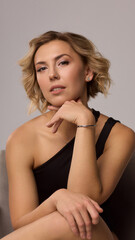 Naklejka premium Confident Woman with Short Wavy Hair Wearing a Stylish Black Outfit in a Studio Setting