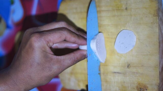 Meatballs sliced ​​with a kitchen knife, called basreng, are a typical Indonesian snack.