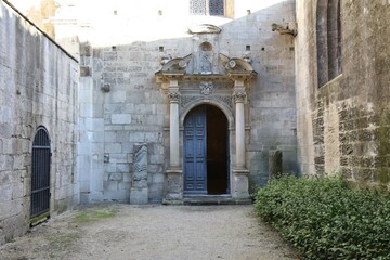 Fototapeta premium L'église Saint Honorat des Alyscamps, de style roman provençal, ville d'Arles, département des Bouches-du-Rhône, France