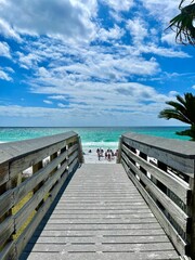Obraz premium wooden bridge over the sea