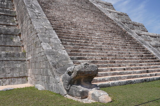 Chich&eacute;n Itz&aacute; The Temple of Kukulc&aacute;n (El Castillo)