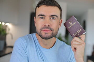 Man holding a Colombian passport 