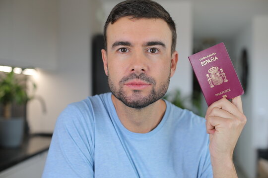 Man holding a Spanish passport 