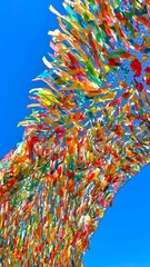 guirlande de papiers de couleur dans un festival 
