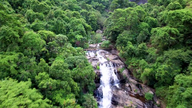 Immense cascade de Kolapathana vue du ciel dans la r&eacute;gion de Nuwara Eliya au Sri Lanka