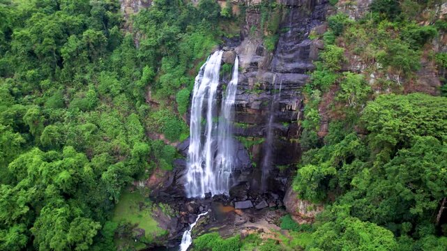 Immense cascade de Kolapathana vue du ciel dans la r&eacute;gion de Nuwara Eliya au Sri Lanka