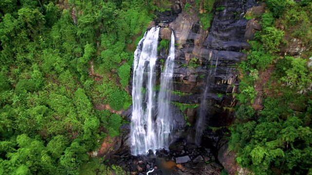 Immense cascade de Kolapathana vue du ciel dans la r&eacute;gion de Nuwara Eliya au Sri Lanka