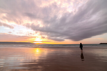 Nubes en la playa por la ma&ntilde;ana temprano