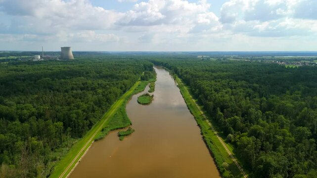 Kernkraftwerk Gundremmingen Luftaufnahme in Deutschland, Bayern an der Donau bei Gundremmingen im Landkreis Gunzburg. Aerial view of Danube River and abandoned nuclear power plant in Germany. 
