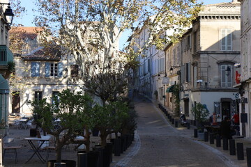Obraz premium Vieille rue typique, ville d'Arles, département des Bouches-du-Rhône, France