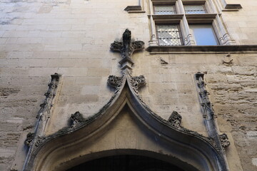 Bâtiment typique, vue de l'extérieur, ville d'Arles, département des Bouches-du-Rhône, France