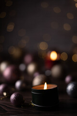 photo Beautiful candlelight on a moody dark background with blurred holiday ornaments creating a peaceful, warm, glowing, and festive atmosphere perfect for relaxation or meditation