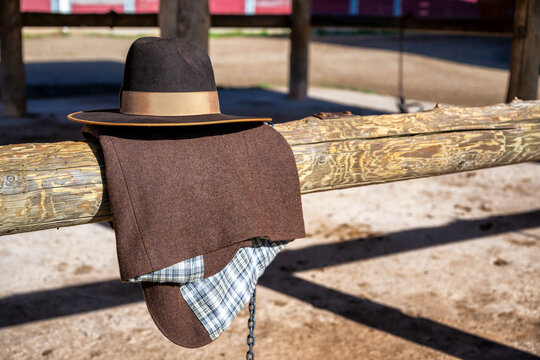 Cowboyhut in einer Westernstadt an einem Pferdeparkplatz