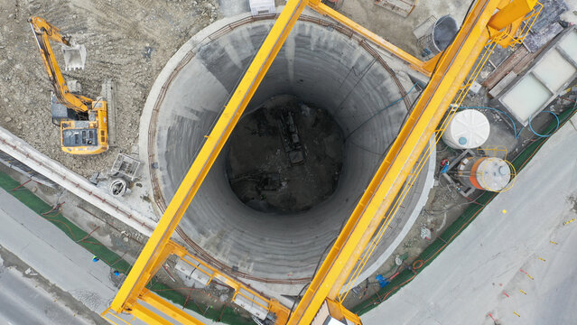 construction machinery inside and outside a circular well